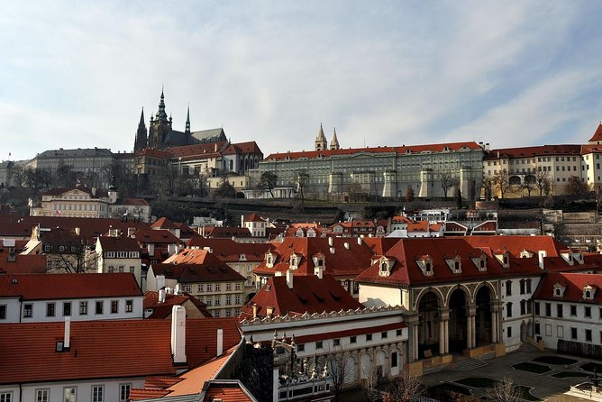 Prague's charming old places tour in Russian language - Old Town Square and the 3 pm Astronomical Clock moment