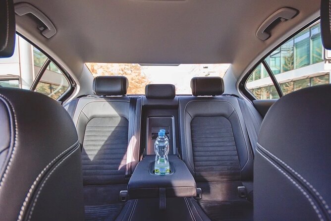 Private ARRIVAL Transfer by LIMOUSINE 3+1pax - The Car Ride: Non-Smoking, Air-Conditioned, and Lounge-Level Comfort