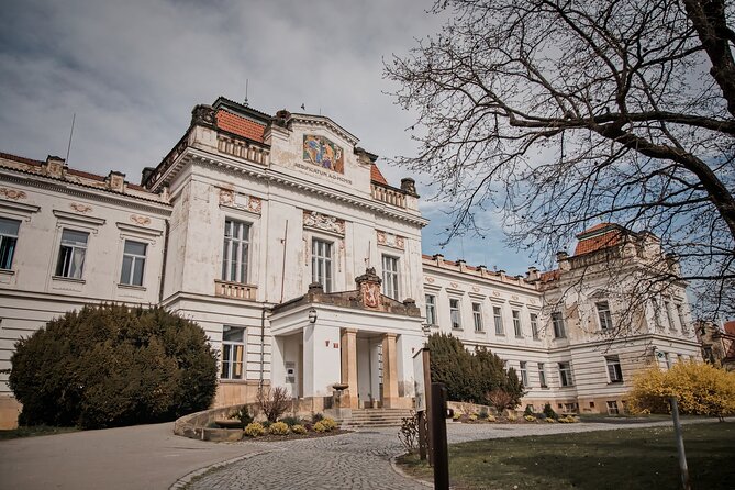 Psychiatric Hospital & Abandoned Cemetery - Getting There: Meeting Point and Transit-Friendly Start