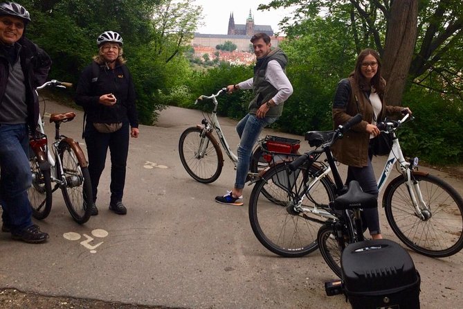 Radtour durch Prag auf Deutsch - How the route feels: brief stops with real meaning